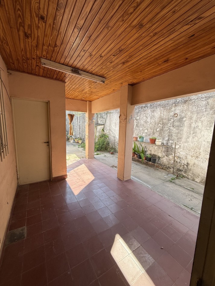 CASA EN ESQUINA CON IMPORTANTE TERRENO