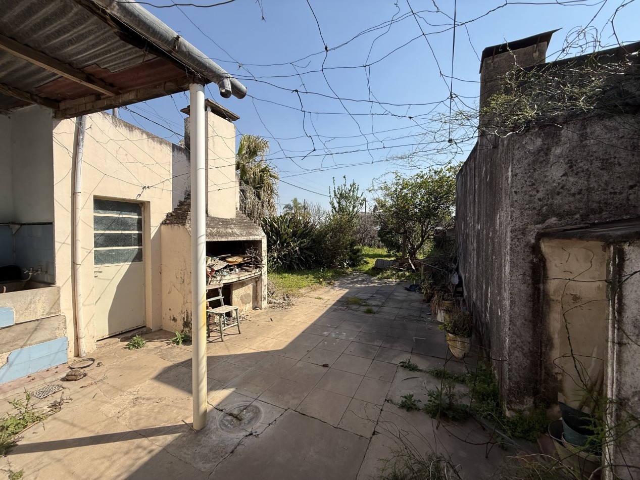 CASA EN ESQUINA CON IMPORTANTE TERRENO