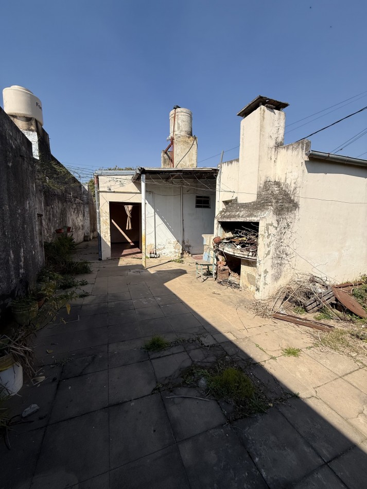 CASA EN ESQUINA CON IMPORTANTE TERRENO