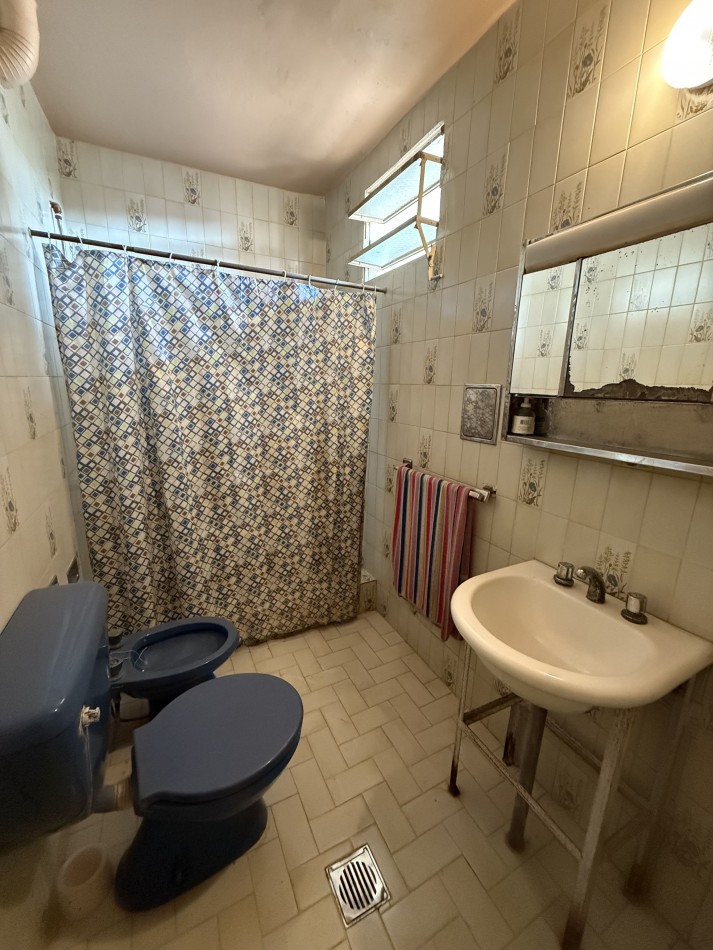 CASA EN ESQUINA CON IMPORTANTE TERRENO