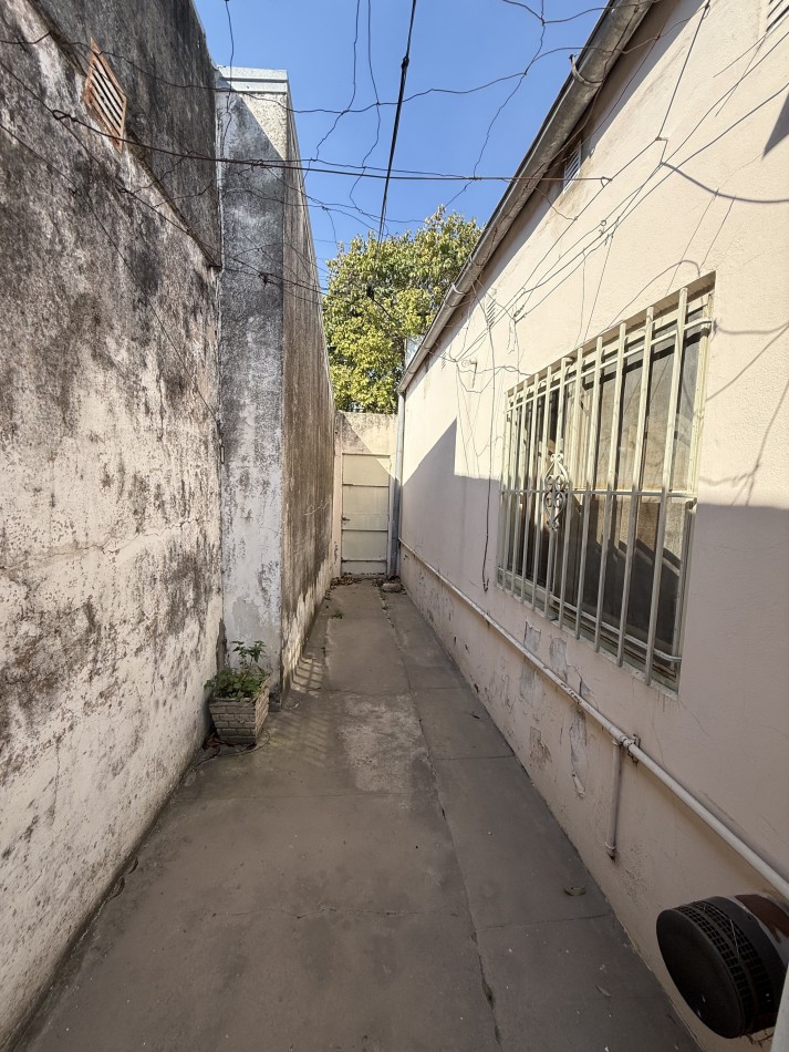 CASA EN ESQUINA CON IMPORTANTE TERRENO