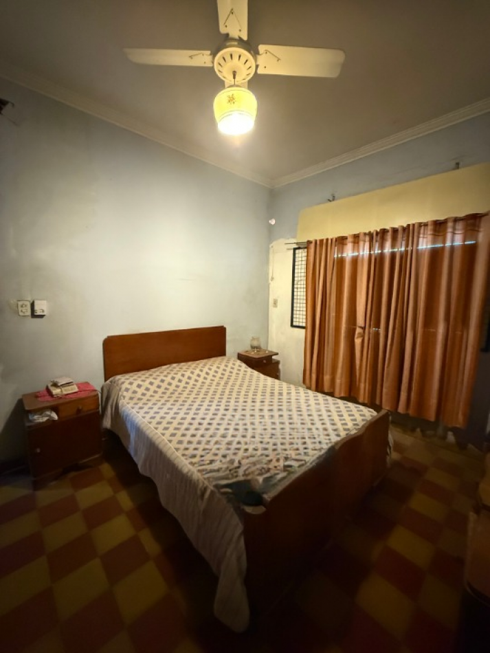 CASA EN ESQUINA CON IMPORTANTE TERRENO