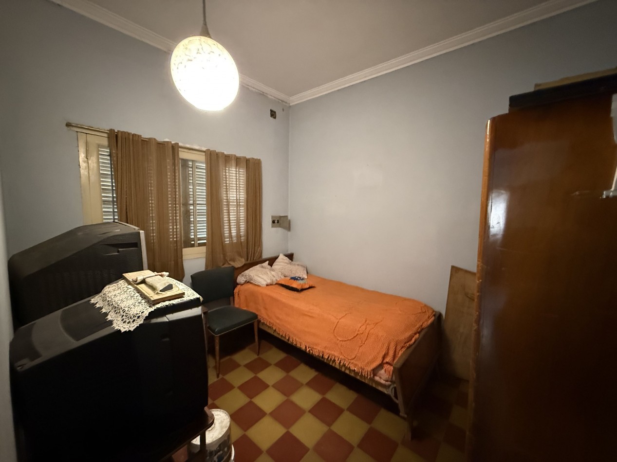 CASA EN ESQUINA CON IMPORTANTE TERRENO