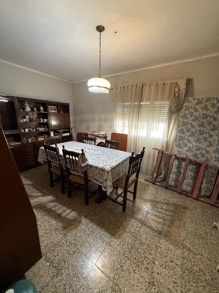 CASA EN ESQUINA CON IMPORTANTE TERRENO