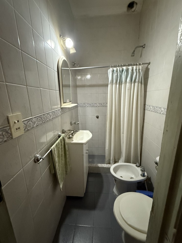 CASA EN ESQUINA CON IMPORTANTE TERRENO