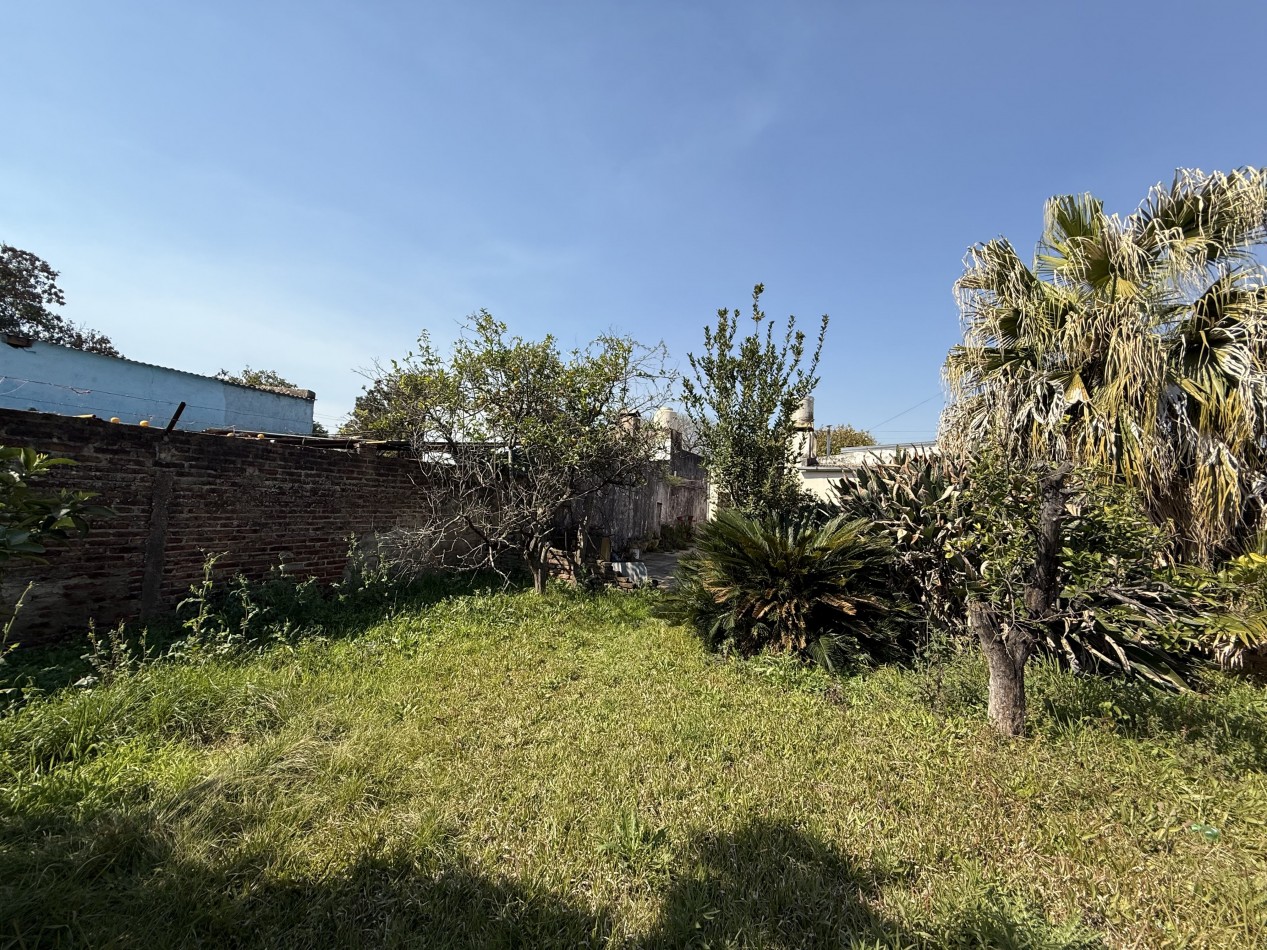 CASA EN ESQUINA CON IMPORTANTE TERRENO