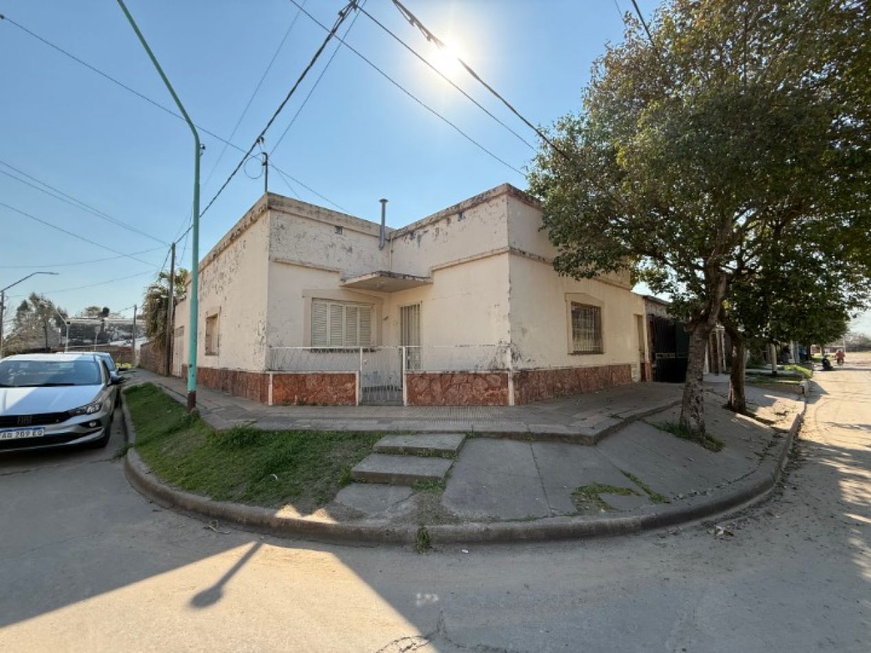 CASA EN ESQUINA CON IMPORTANTE TERRENO