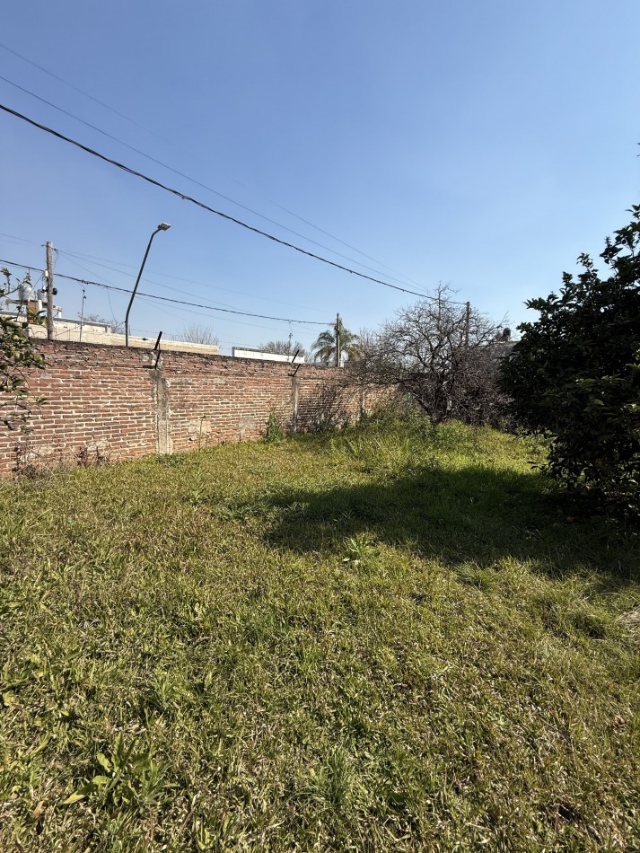 CASA EN ESQUINA CON IMPORTANTE TERRENO