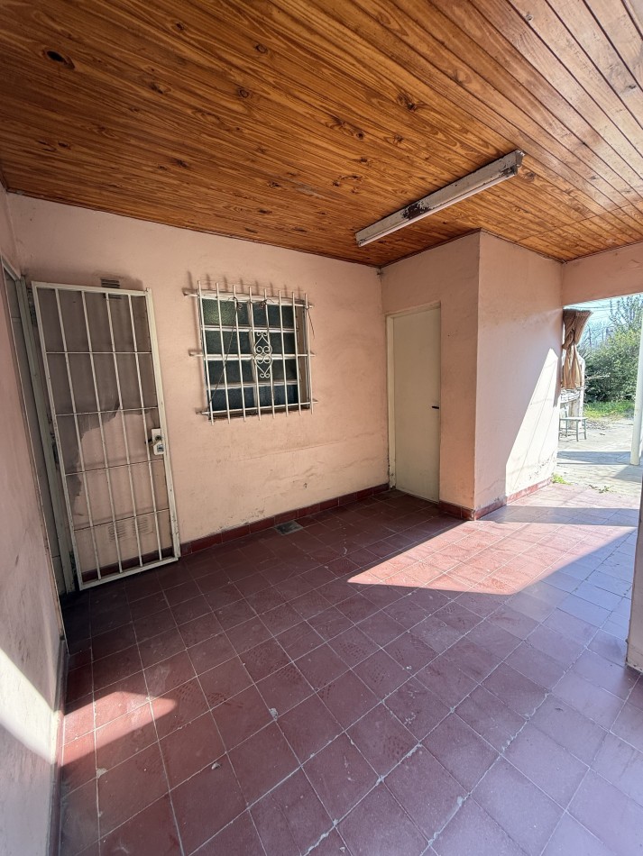 CASA EN ESQUINA CON IMPORTANTE TERRENO