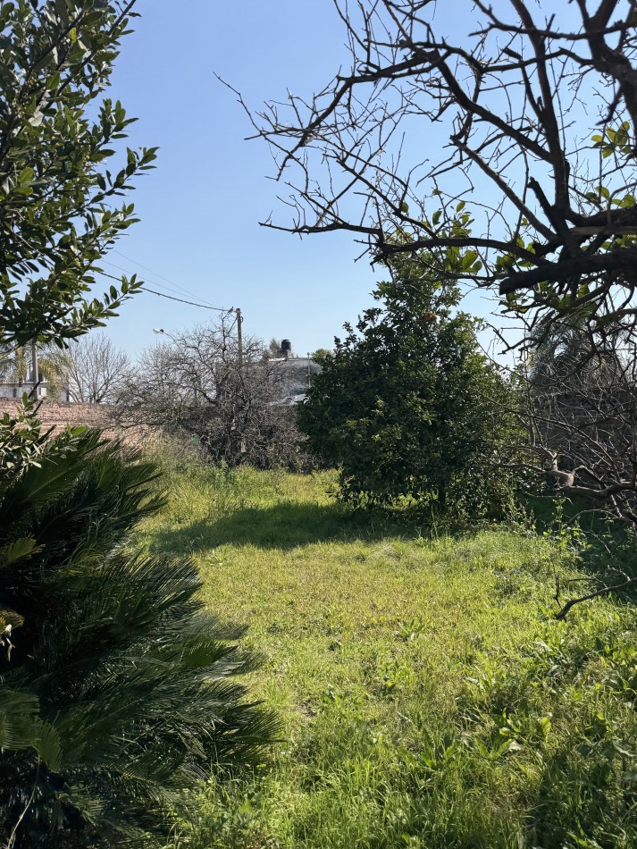 CASA EN ESQUINA CON IMPORTANTE TERRENO