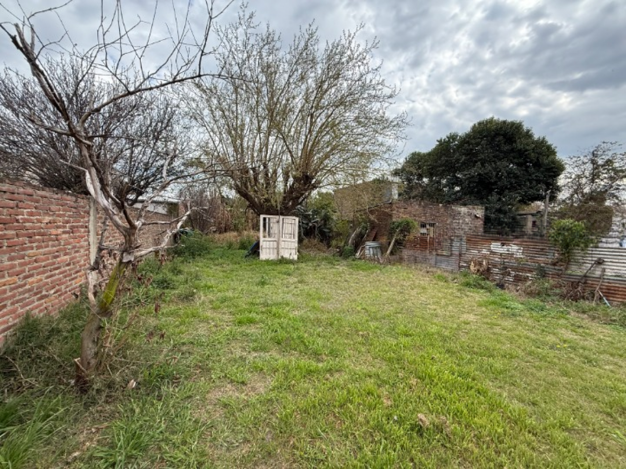 CASA 3 DORMITORIOS DESARROLLADA SOBRE GRAN TERRENO 