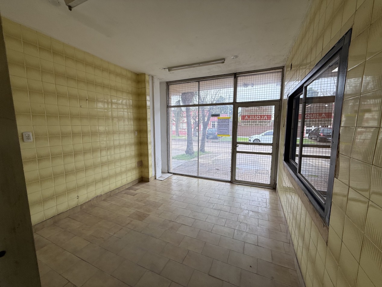 SALON CON BAÑO CENTRO SANTO TOME A MTS AV LUJAN Y RUTA 19