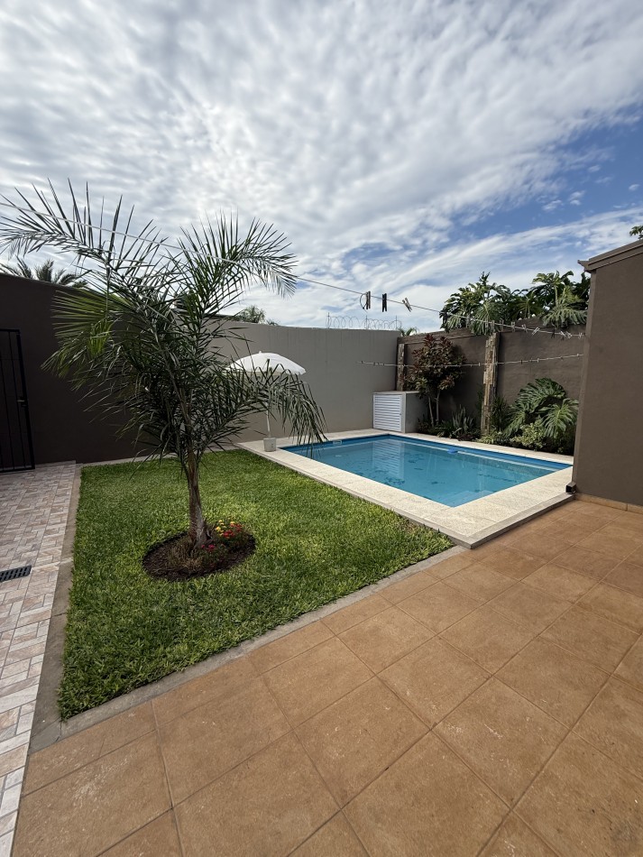 CASA 3 DORMITORIOS, PISCINA Y PATIO VERDE CENTRO SANTO TOME