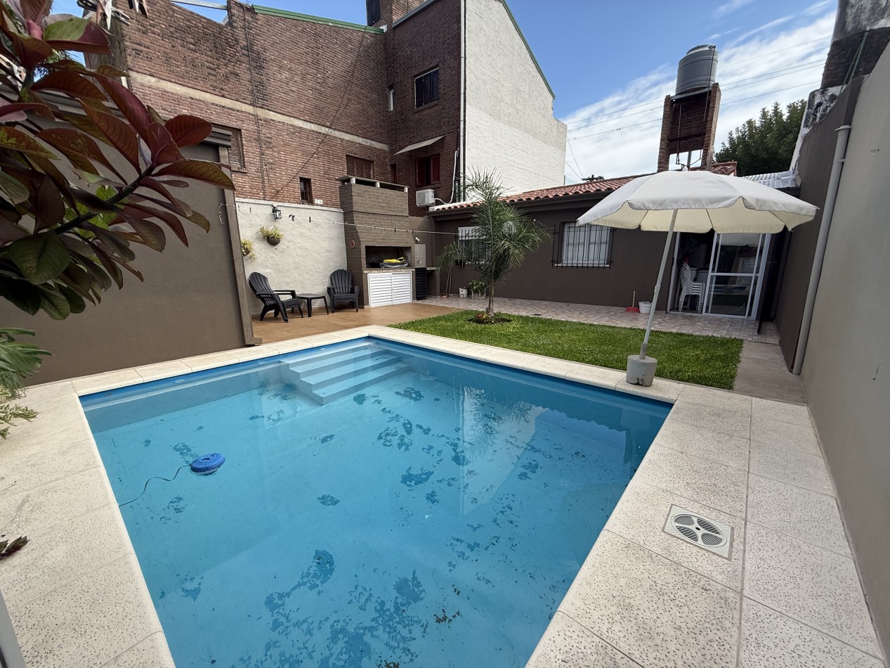 CASA 3 DORMITORIOS, PISCINA Y PATIO VERDE CENTRO SANTO TOME