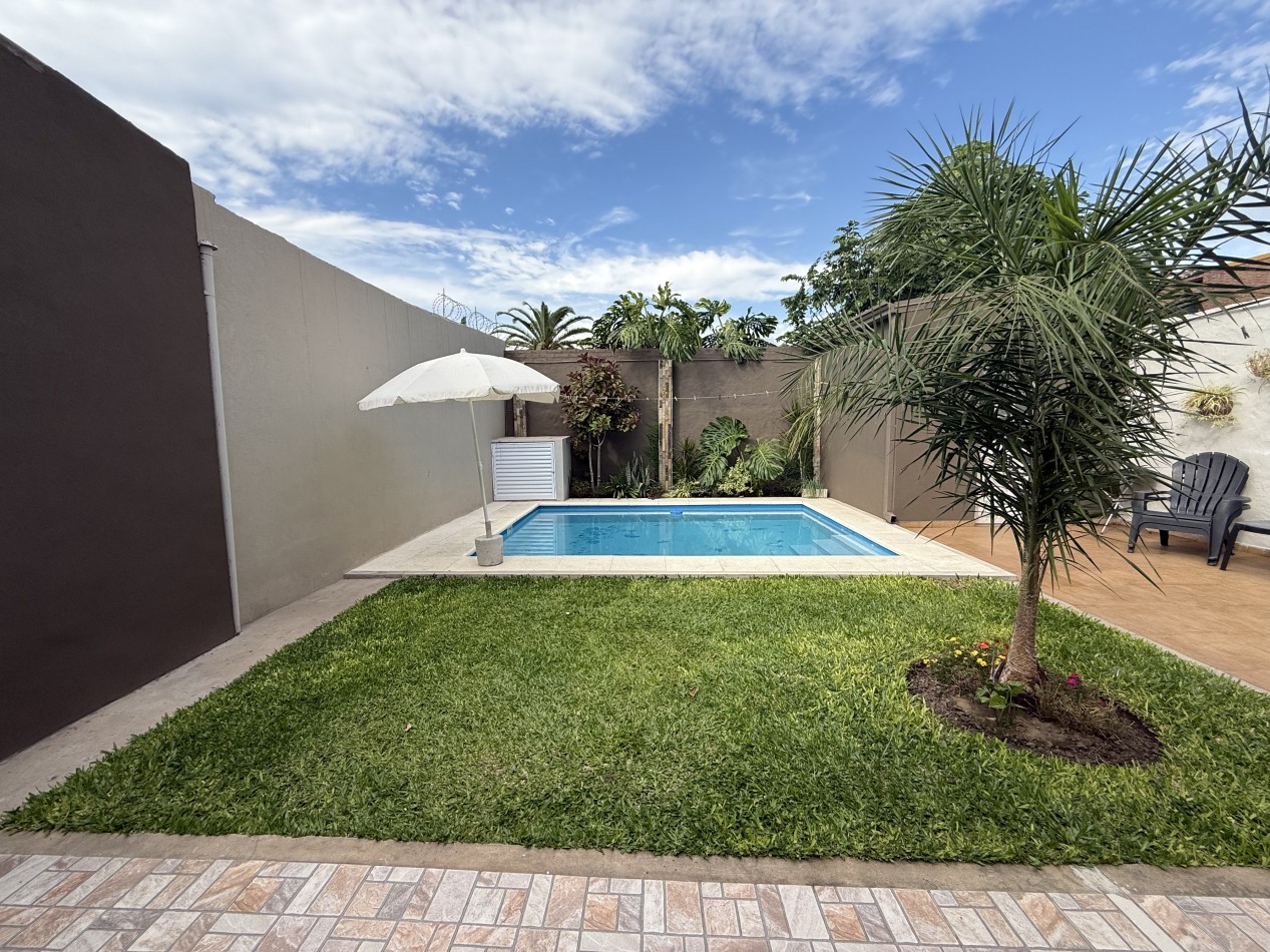 CASA 3 DORMITORIOS, PISCINA Y PATIO VERDE CENTRO SANTO TOME
