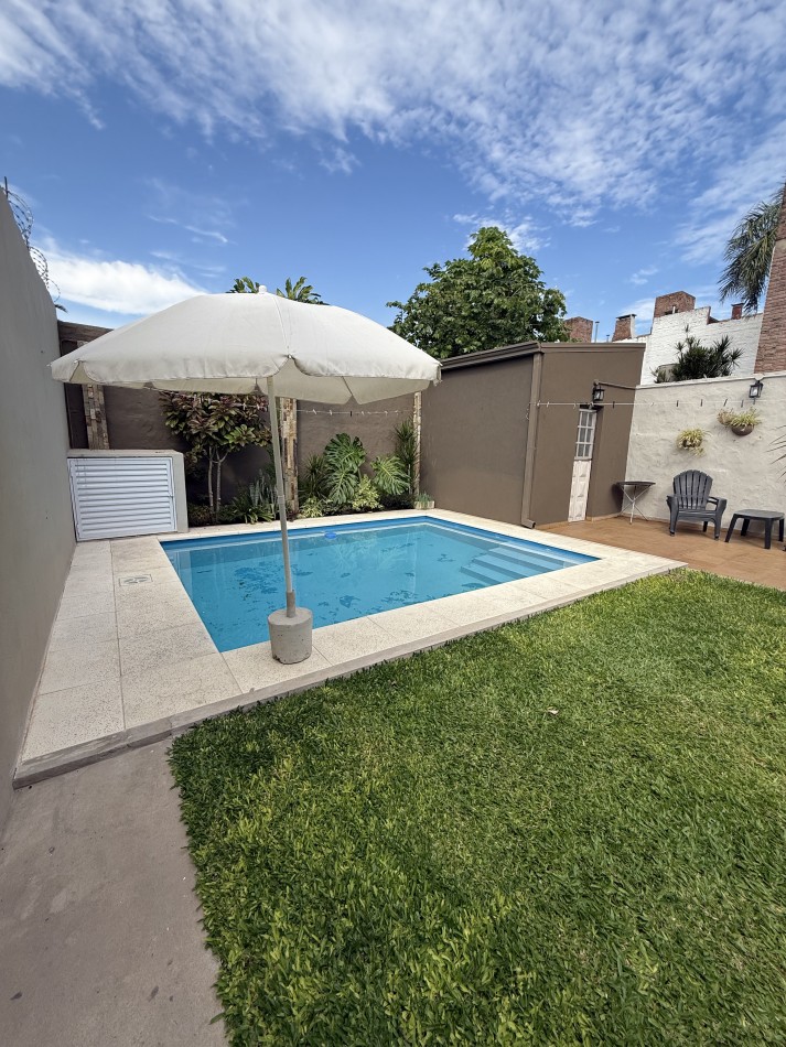 CASA 3 DORMITORIOS, PISCINA Y PATIO VERDE CENTRO SANTO TOME