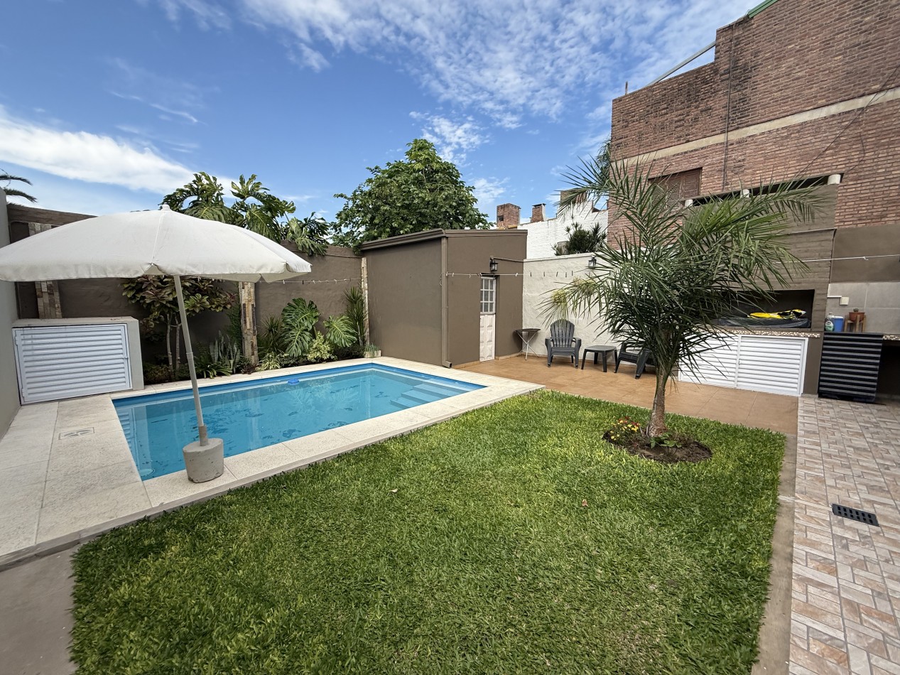 CASA 3 DORMITORIOS, PISCINA Y PATIO VERDE CENTRO SANTO TOME