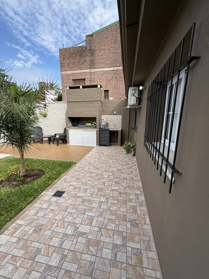 CASA 3 DORMITORIOS, PISCINA Y PATIO VERDE CENTRO SANTO TOME