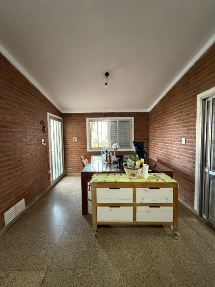 CASA EN ESQUINA C/ GARAJE DOBLE Y PATIO VERDE