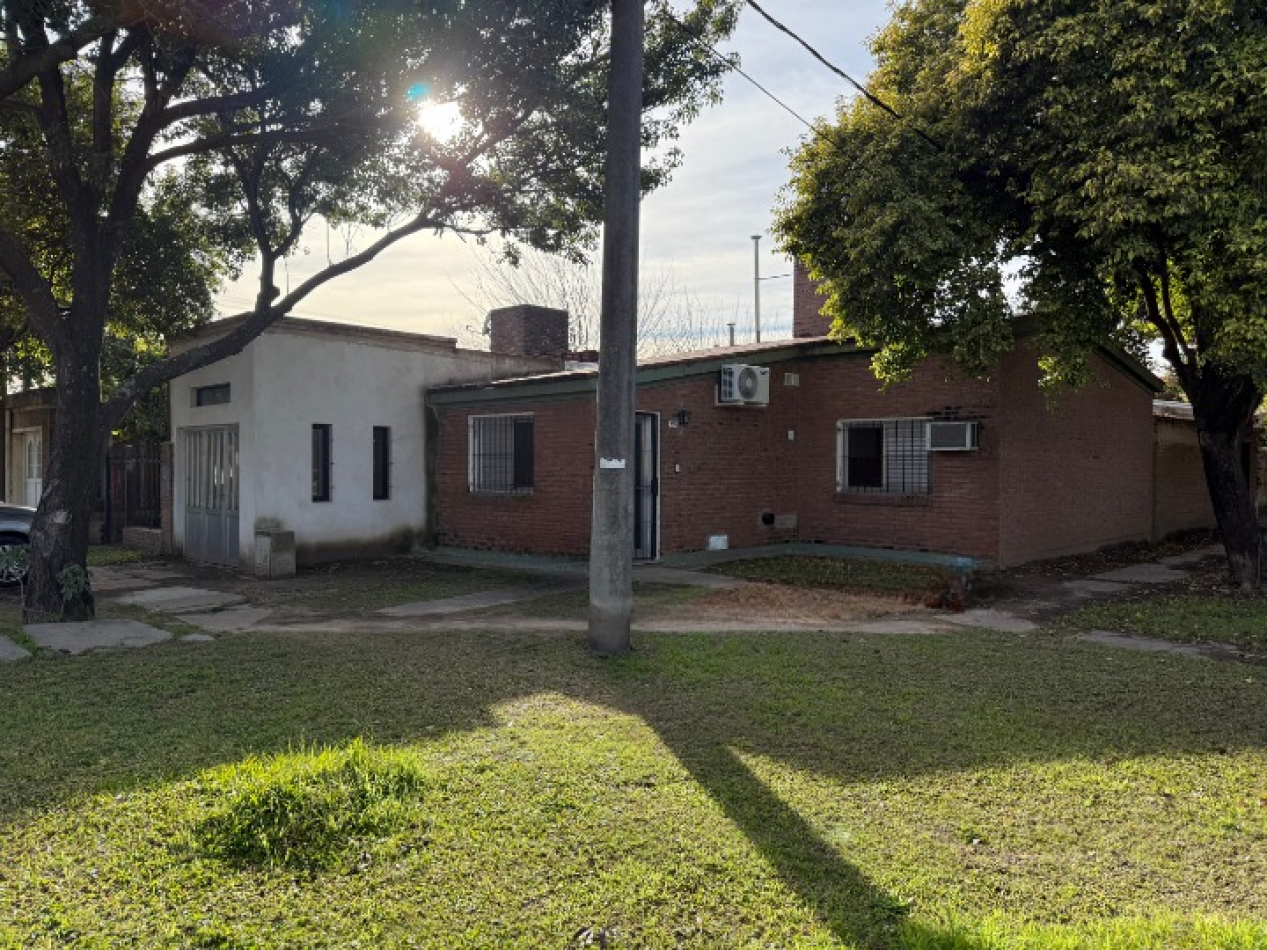 CASA EN ESQUINA C/ GARAJE DOBLE Y PATIO VERDE