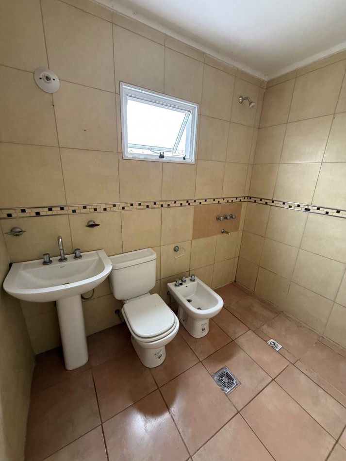 ALQUILER AMPLIO DPTO 1 DORMITORIO PLANTA ALTA ZONA PLAZA LIBERTAD