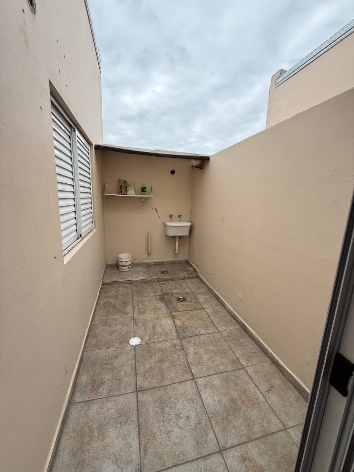 ALQUILER AMPLIO DPTO 1 DORMITORIO PLANTA ALTA ZONA PLAZA LIBERTAD
