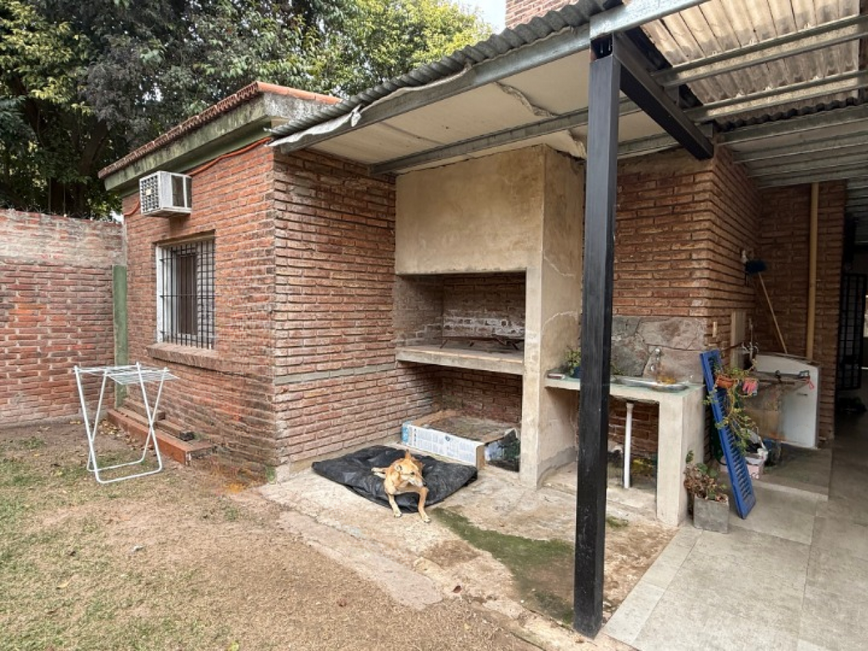 CASA EN ESQUINA C/ GARAJE DOBLE Y PATIO VERDE
