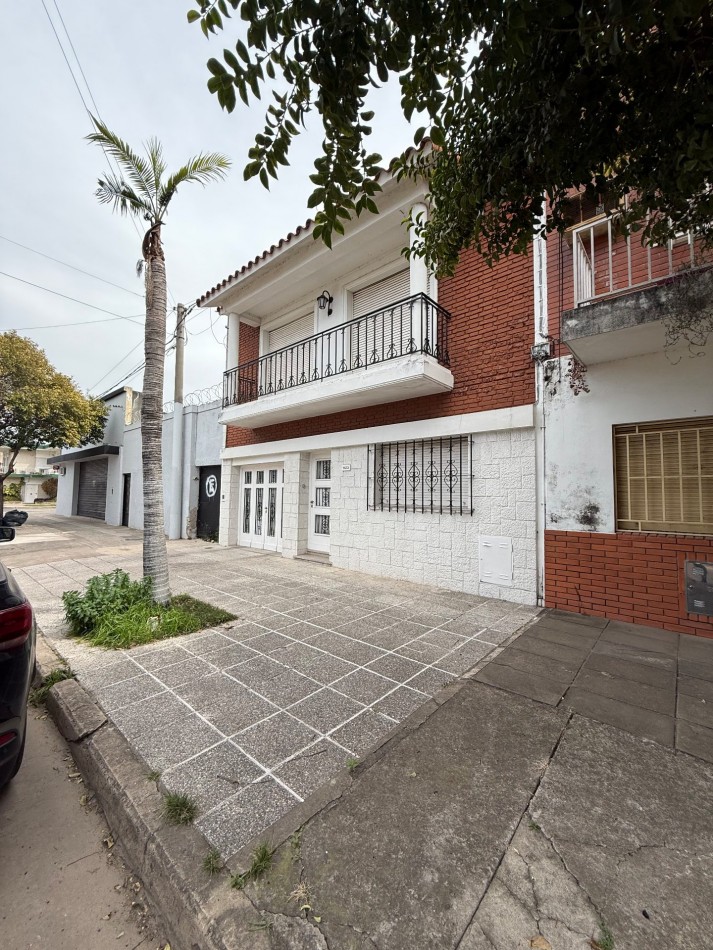 CASA 3 DORMITORIO, GARAGE Y PATIO SECO EN BARRIO SUR
