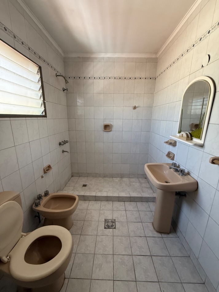ALQUILER LOCAL CON DEPOSITO Y SECTOR COCINA