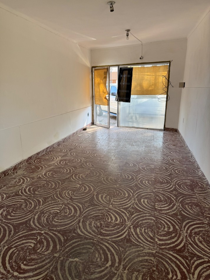 ALQUILER LOCAL CON DEPOSITO Y SECTOR COCINA