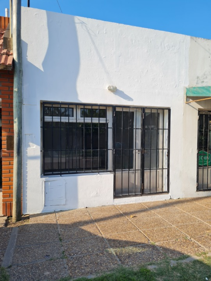 ALQUILER LOCAL CON BAÑO Y PATIO VERDE SOBRE CALLE ALBERDI 