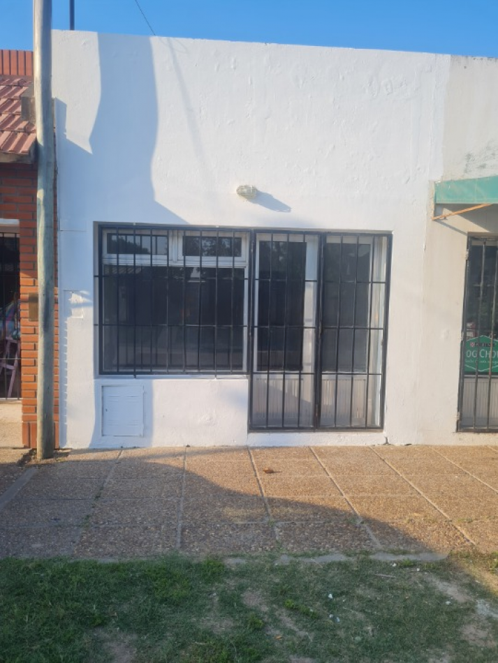 ALQUILER LOCAL CON BAÑO Y PATIO VERDE SOBRE CALLE ALBERDI 