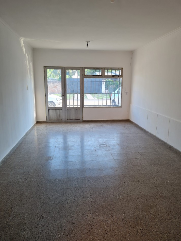 ALQUILER LOCAL CON BAÑO Y PATIO VERDE SOBRE CALLE ALBERDI 