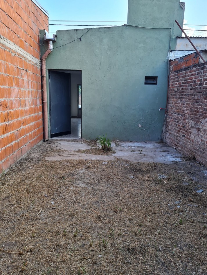 ALQUILER LOCAL CON BAÑO Y PATIO VERDE SOBRE CALLE ALBERDI 