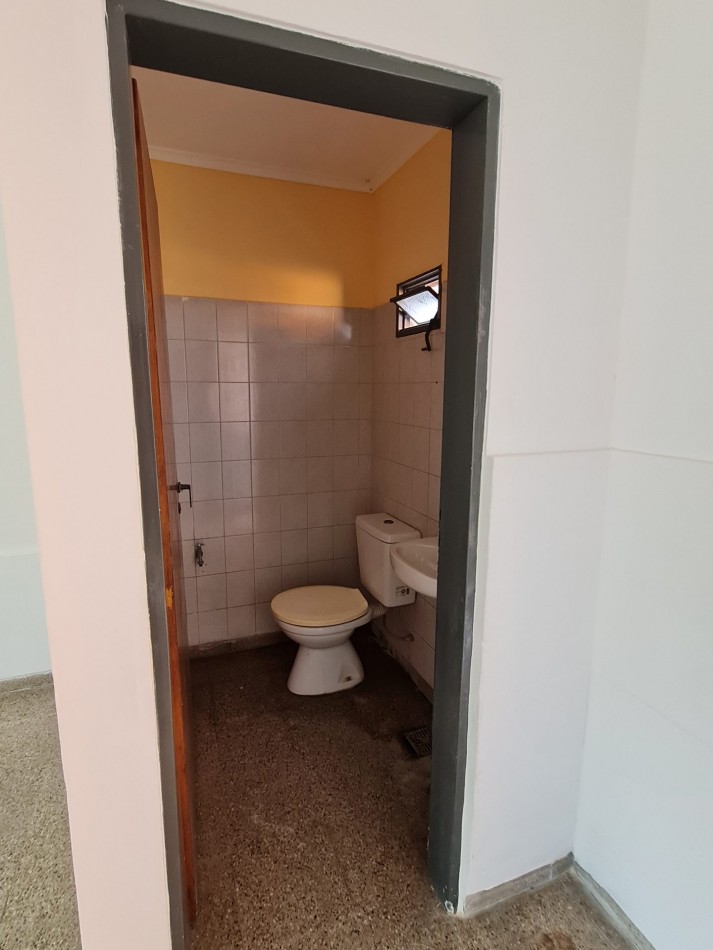 ALQUILER LOCAL CON BAÑO Y PATIO VERDE SOBRE CALLE ALBERDI 
