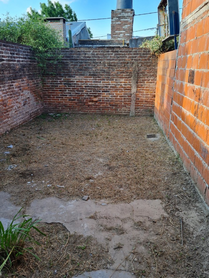 ALQUILER LOCAL CON BAÑO Y PATIO VERDE SOBRE CALLE ALBERDI 