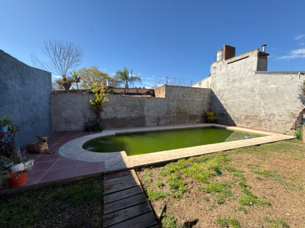 CASA DE DOS PLANTAS 3 DORMITORIOS, PATIO VERDE Y PISCINA