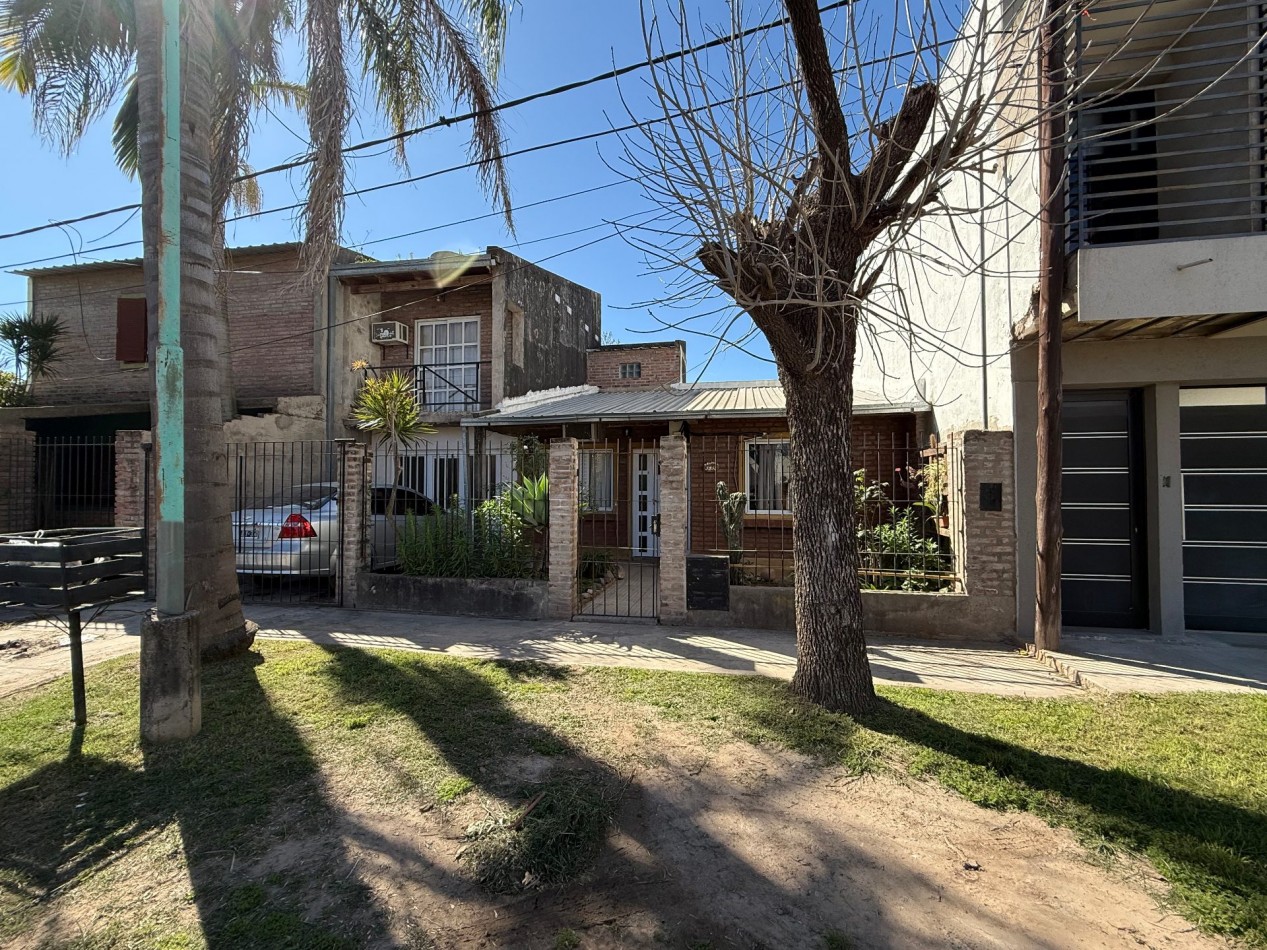 CASA DE DOS PLANTAS 3 DORMITORIOS, PATIO VERDE Y PISCINA