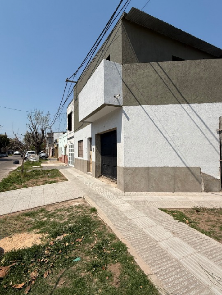 DOS INMUEBLES EN UNO: 2 PLANTAS, 4 DORMITIORIOS, GARAJE, COCHERA Y MULTIPLES POSIBILIDADES