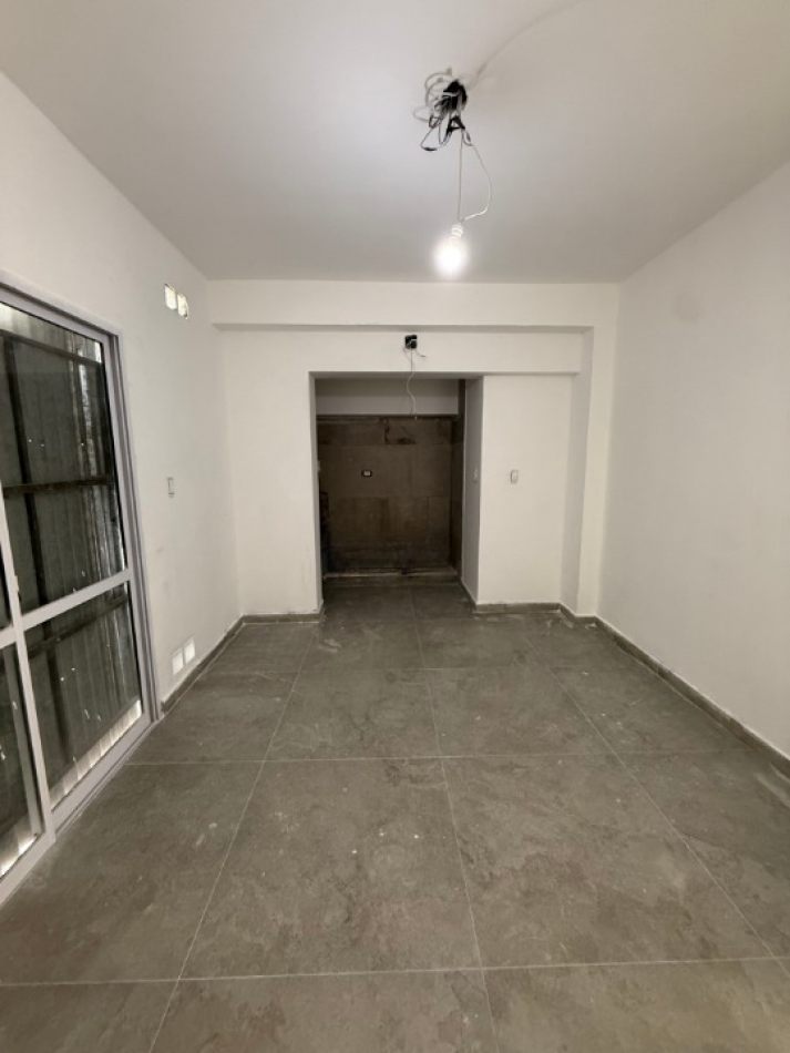 DOS INMUEBLES EN UNO: 2 PLANTAS, 4 DORMITIORIOS, GARAJE, COCHERA Y MULTIPLES POSIBILIDADES