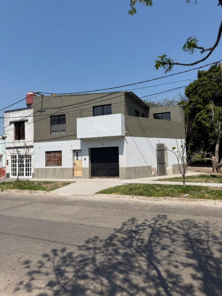 DOS INMUEBLES EN UNO: 2 PLANTAS, 4 DORMITIORIOS, GARAJE, COCHERA Y MULTIPLES POSIBILIDADES