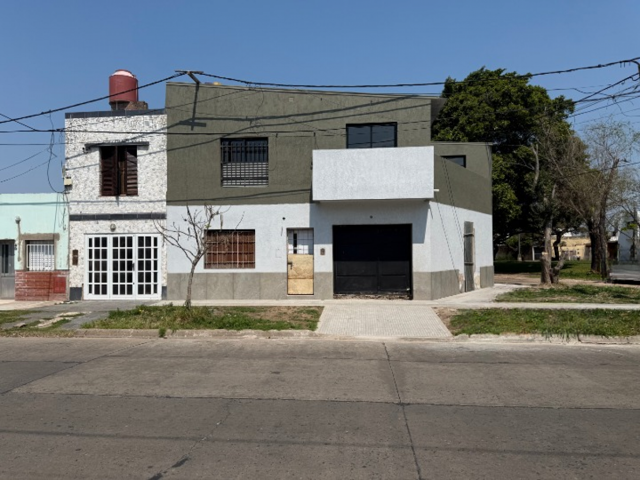 DOS INMUEBLES EN UNO: 2 PLANTAS, 4 DORMITIORIOS, GARAJE, COCHERA Y MULTIPLES POSIBILIDADES