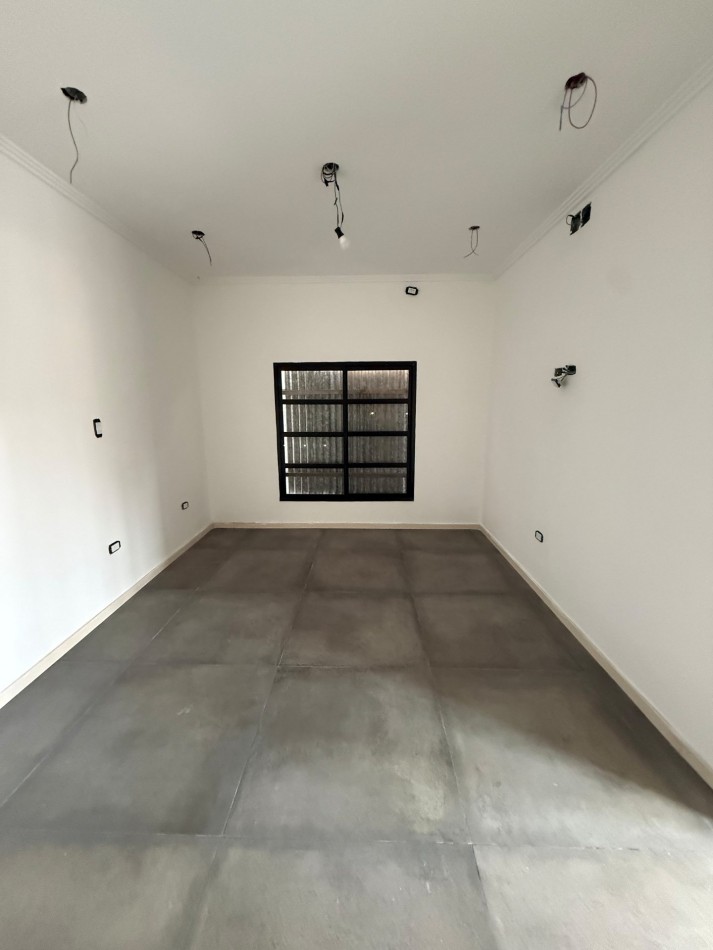 DOS INMUEBLES EN UNO: 2 PLANTAS, 4 DORMITIORIOS, GARAJE, COCHERA Y MULTIPLES POSIBILIDADES