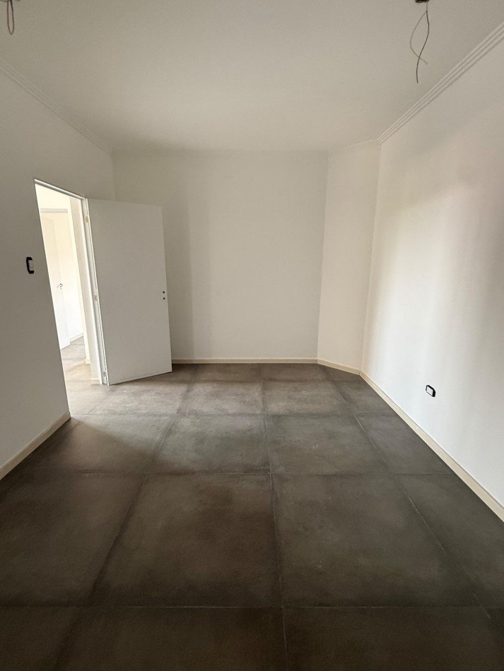 DOS INMUEBLES EN UNO: 2 PLANTAS, 4 DORMITIORIOS, GARAJE, COCHERA Y MULTIPLES POSIBILIDADES