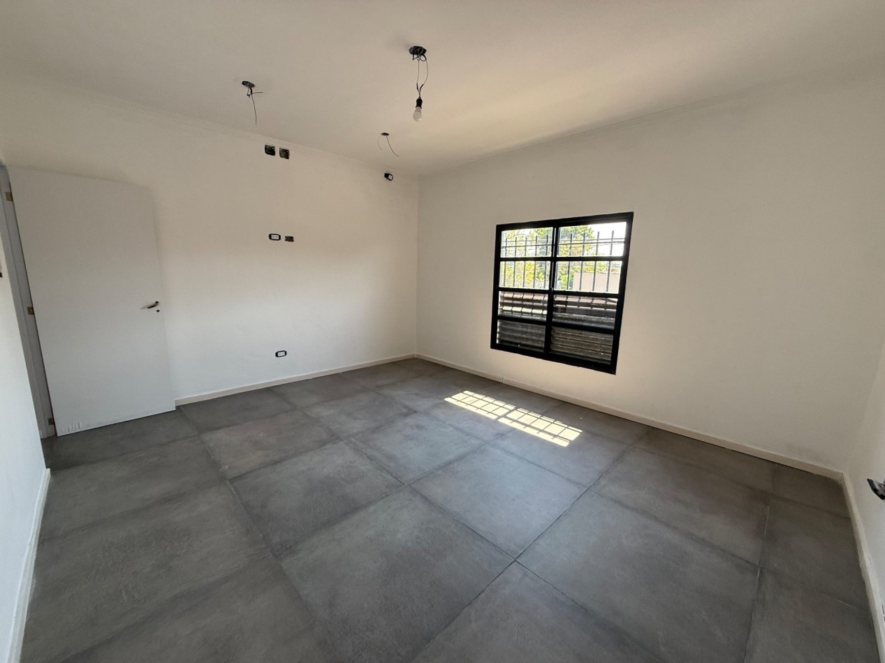 DOS INMUEBLES EN UNO: 2 PLANTAS, 4 DORMITIORIOS, GARAJE, COCHERA Y MULTIPLES POSIBILIDADES