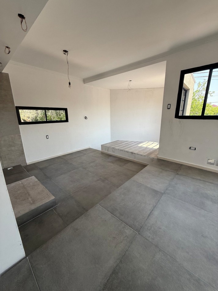 DOS INMUEBLES EN UNO: 2 PLANTAS, 4 DORMITIORIOS, GARAJE, COCHERA Y MULTIPLES POSIBILIDADES