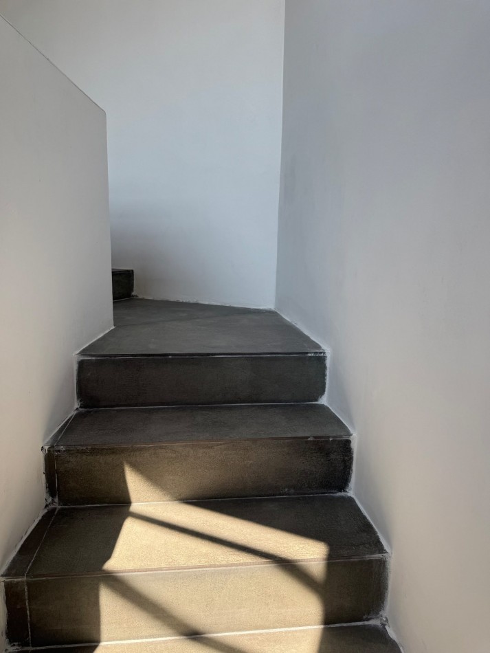 DOS INMUEBLES EN UNO: 2 PLANTAS, 4 DORMITIORIOS, GARAJE, COCHERA Y MULTIPLES POSIBILIDADES