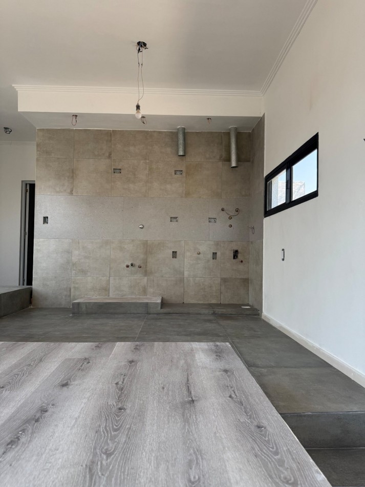 DOS INMUEBLES EN UNO: 2 PLANTAS, 4 DORMITIORIOS, GARAJE, COCHERA Y MULTIPLES POSIBILIDADES
