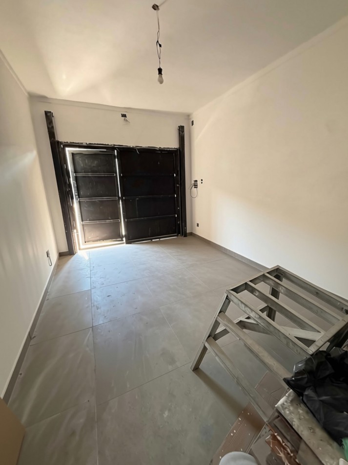 DOS INMUEBLES EN UNO: 2 PLANTAS, 4 DORMITIORIOS, GARAJE, COCHERA Y MULTIPLES POSIBILIDADES