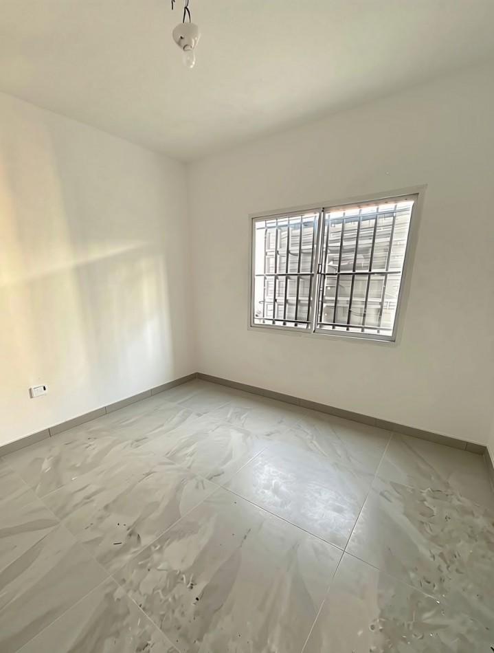 DOS INMUEBLES EN UNO: 2 PLANTAS, 4 DORMITIORIOS, GARAJE, COCHERA Y MULTIPLES POSIBILIDADES